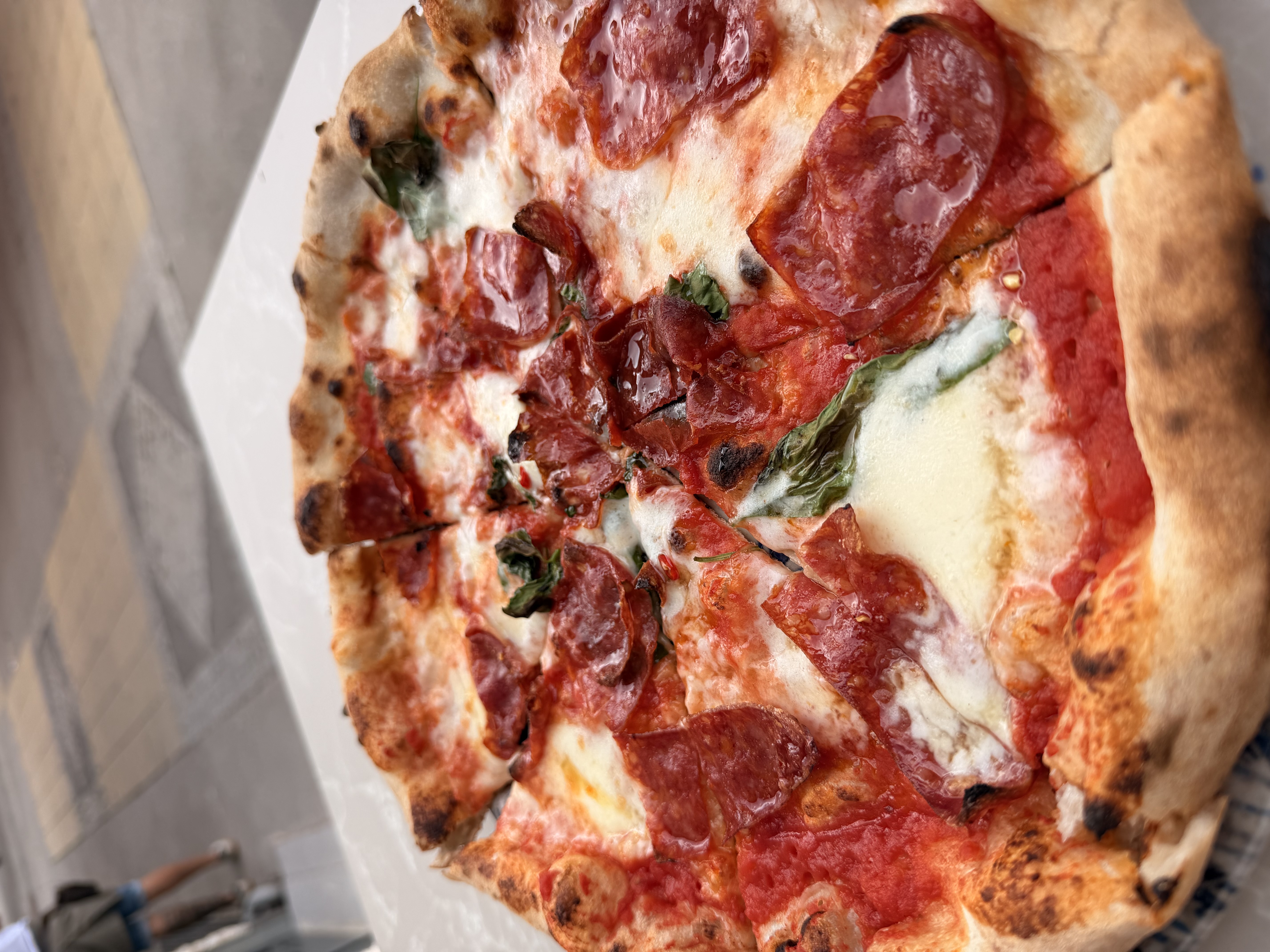 Pizza mit Salami und Basilikum