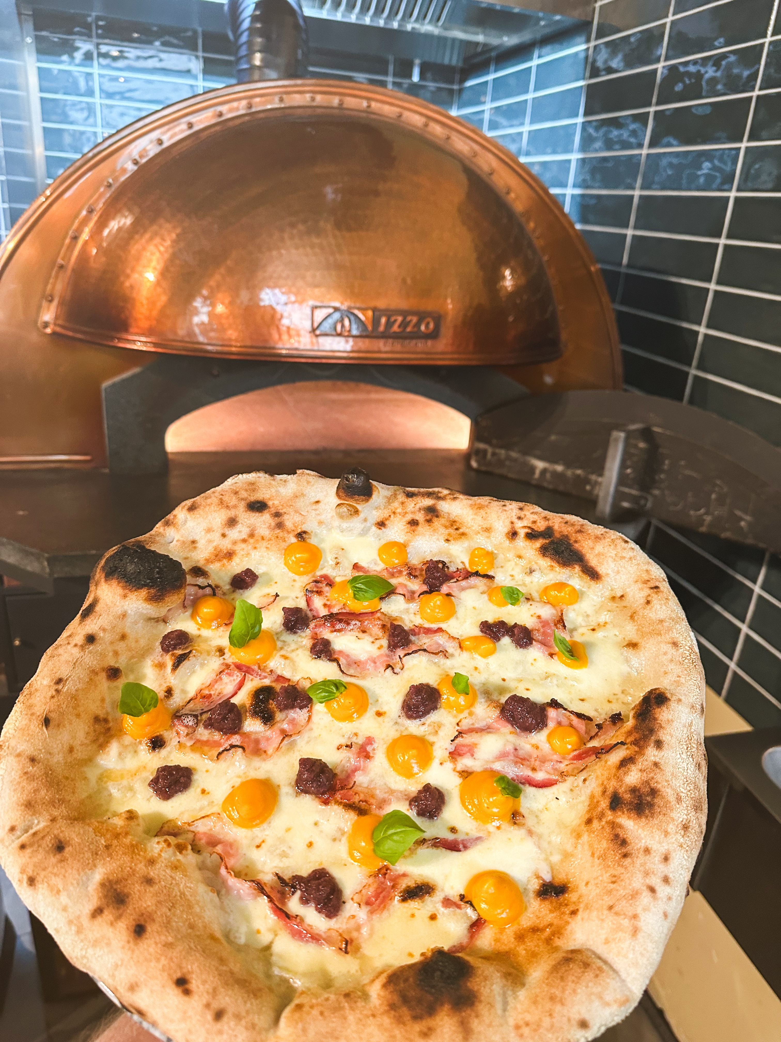 Pizza mit Speck, Kürbis und Zwiebel Karamelisiert, frisch aus dem Ofen