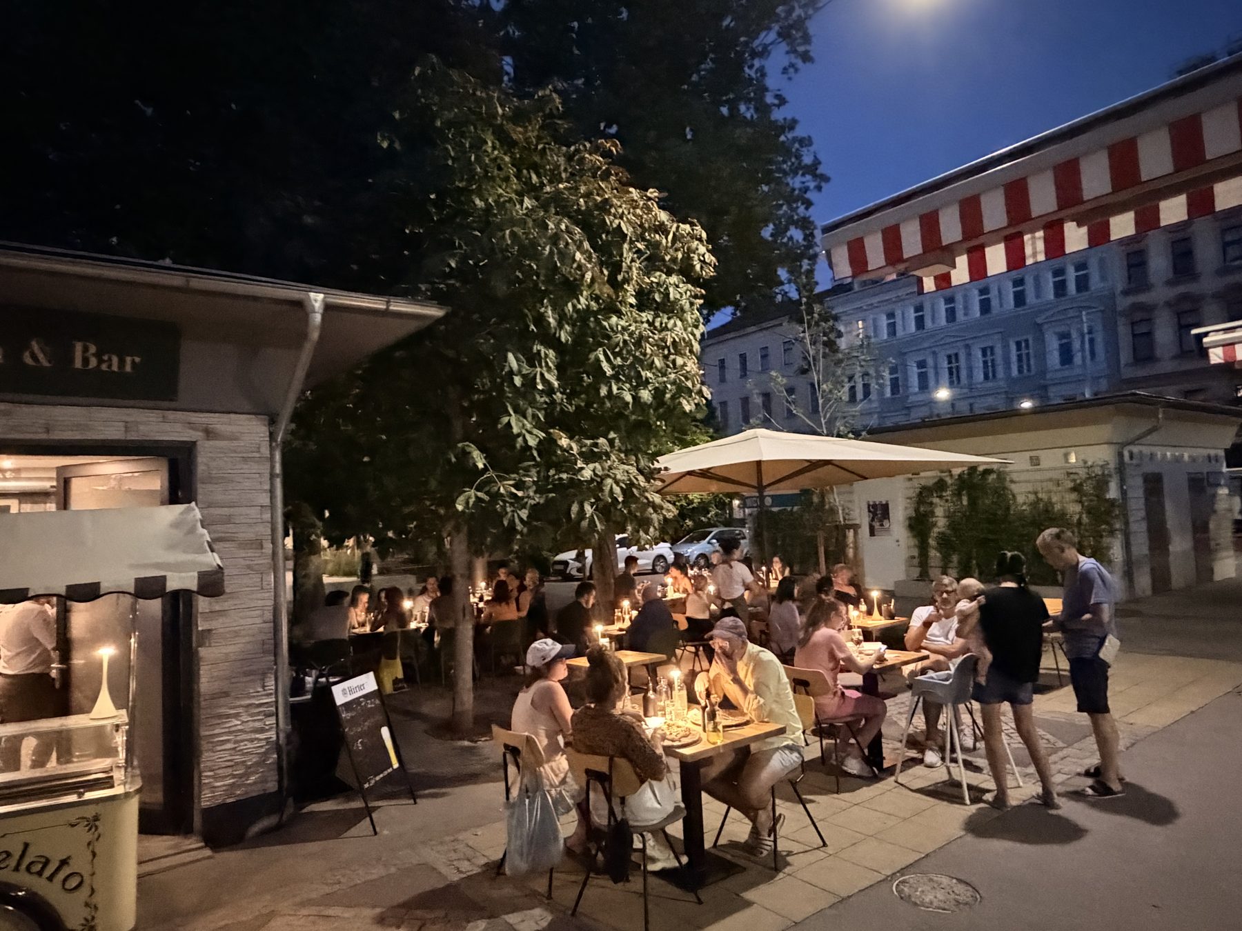 Gastgarten der Pizzeria Biotto am Abend